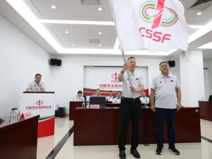 中国代表团在柏林大运会出征仪式上旗开得胜