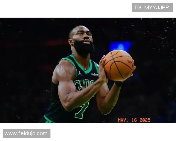 布朗精准抢断后妙传霍福德飞身双手暴扣点燃全场气氛 布朗精准抢断后妙传霍福德飞身双手暴扣点燃全场气氛